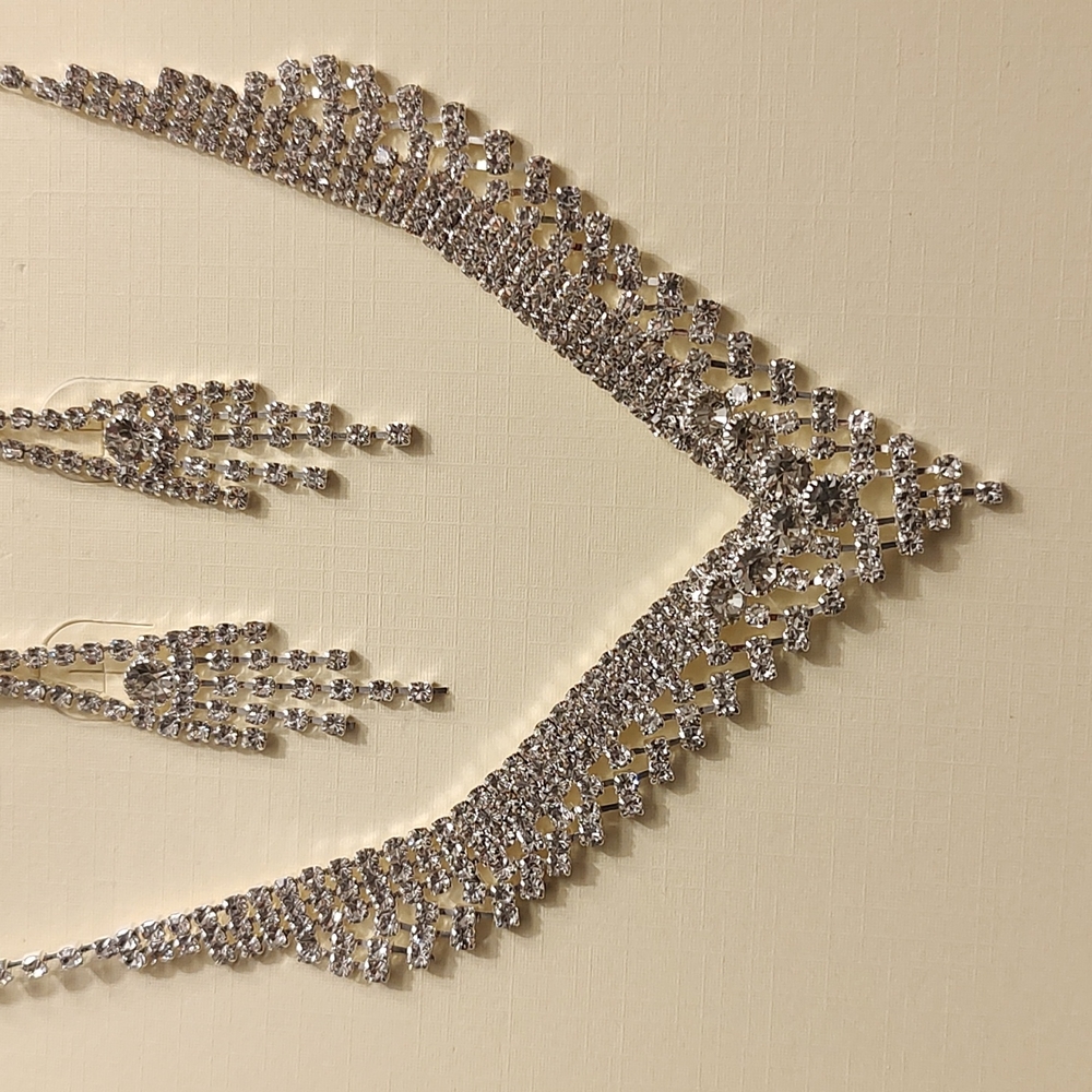 Gorgeous silver/rhinestone set